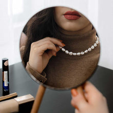 Lataa kuva Galleria-katseluun, Model wearing a pearl necklace