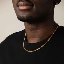 Lataa kuva Galleria-katseluun, Model wearing 18k plated cuban link chain